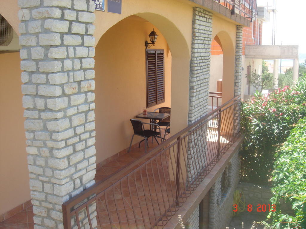 Apartments Renata Primosten Bilik gambar