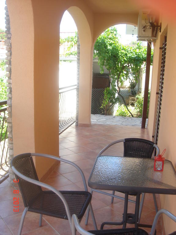 Apartments Renata Primosten Bilik gambar