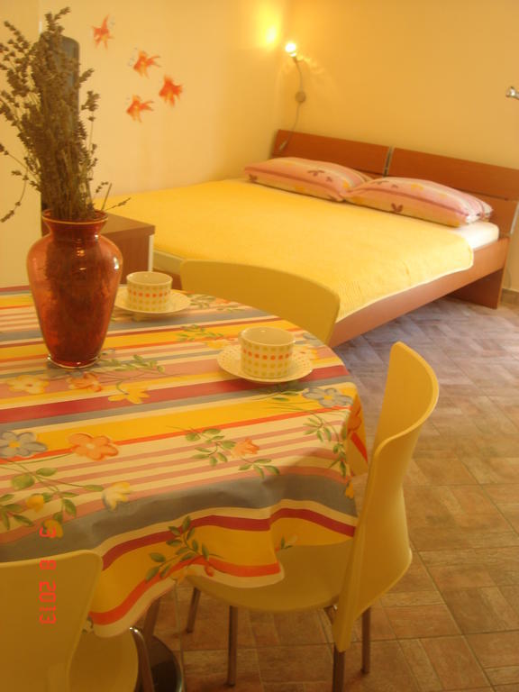 Apartments Renata Primosten Bilik gambar