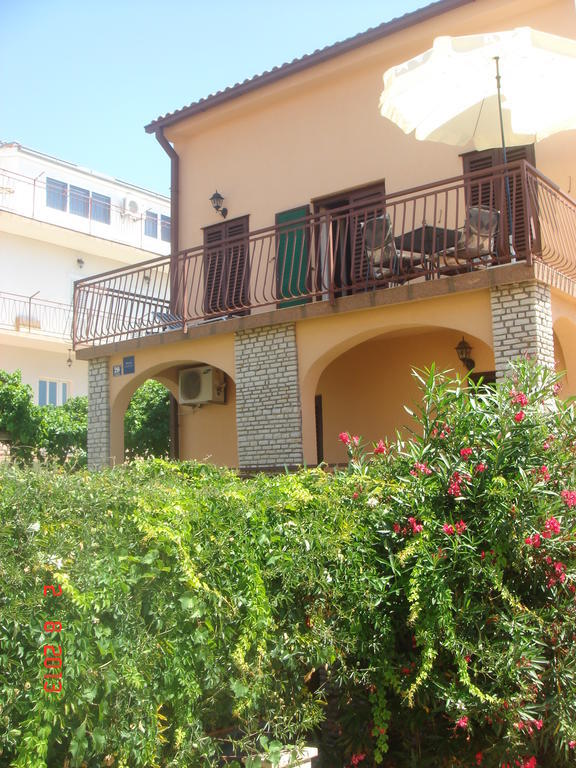 Apartments Renata Primosten Luaran gambar